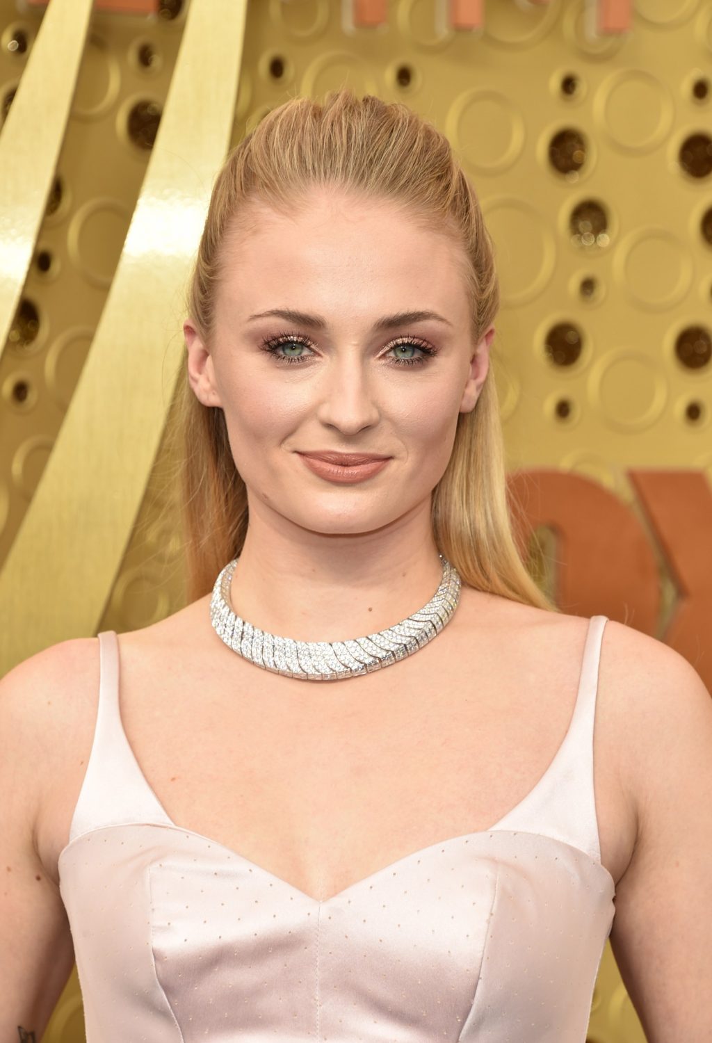 Sophie Turner xuất hiện tại thảm đỏ lễ Emmys 2019