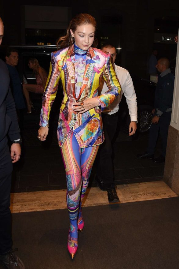 Gigi Hadid trong bộ cánh Versace sặc sỡ tại after show party của thương hiệu trong tuần lễ thời trang Milan xuân - hè 2020