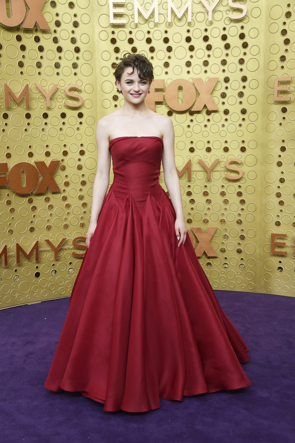 Joey King xuất hiện tại lễ trao giải Emmy 2019 trong thiết kế từ Zac Posen.