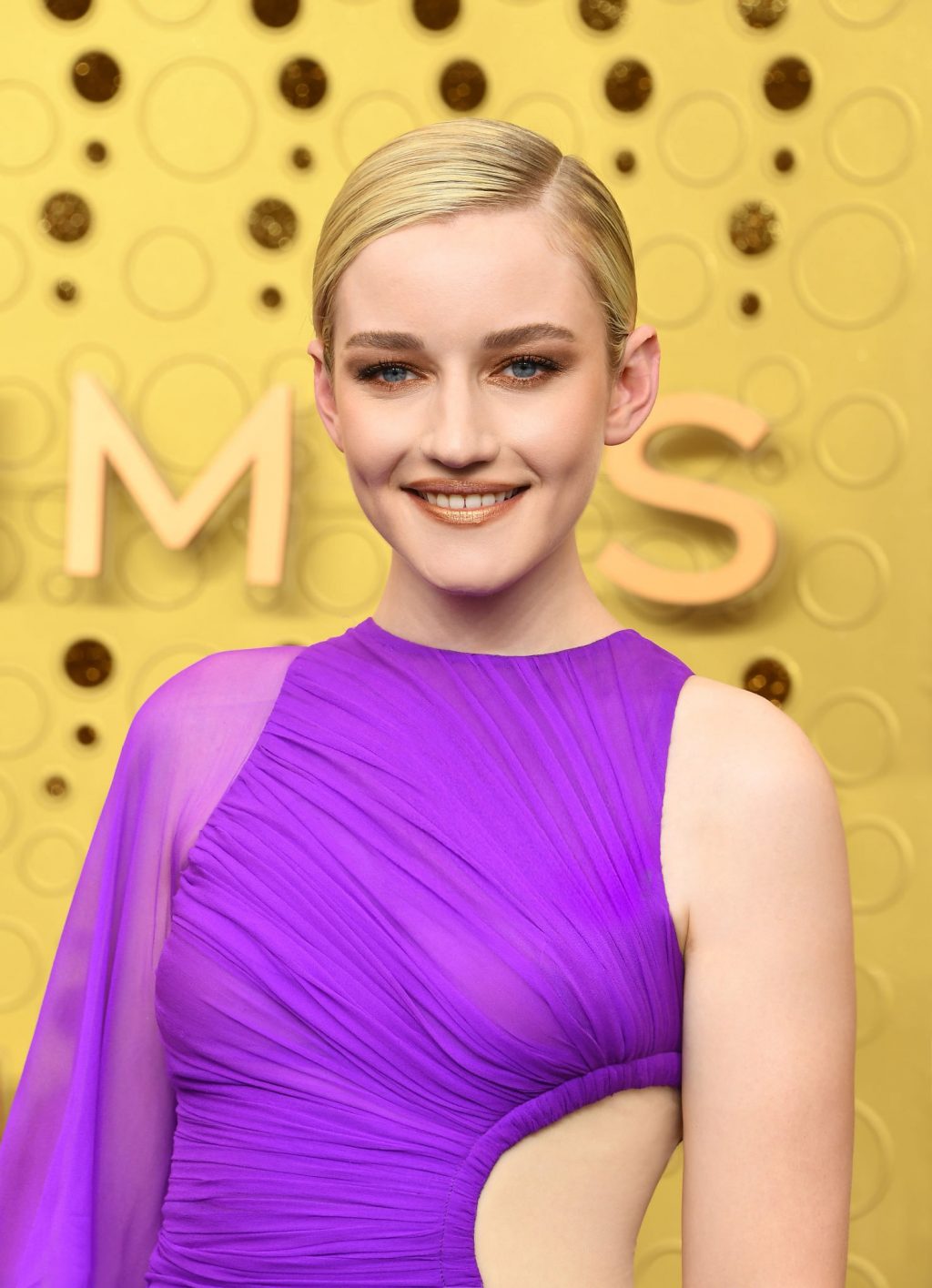 Julia Garner trong thiết kế của ntk công trí tại lễ trao giải Emmy 2019