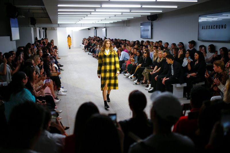 Buổi trình diễn BST Xuân - Hè 2020 của Alexa Chung thu hút nhiều người tham dự qua hình thức bán vé tại Tuần lễ thời trang London Xuân - Hè 2020