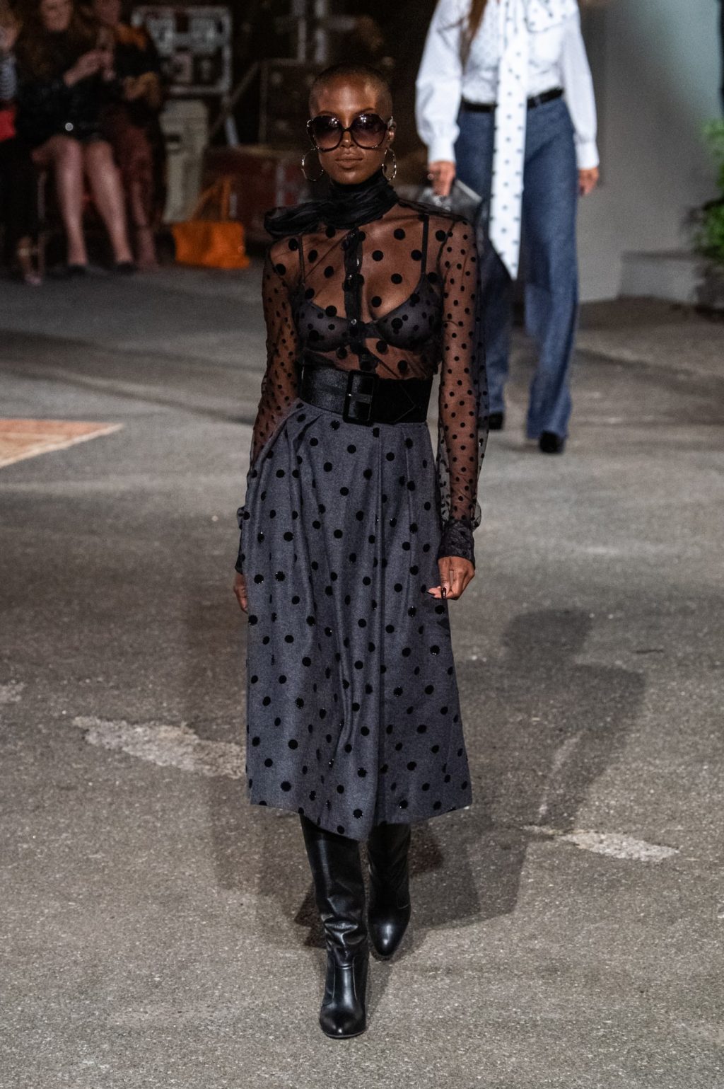 chân váy và áo xuyên thấu châm bi trong bst zendaya x tommy 2019