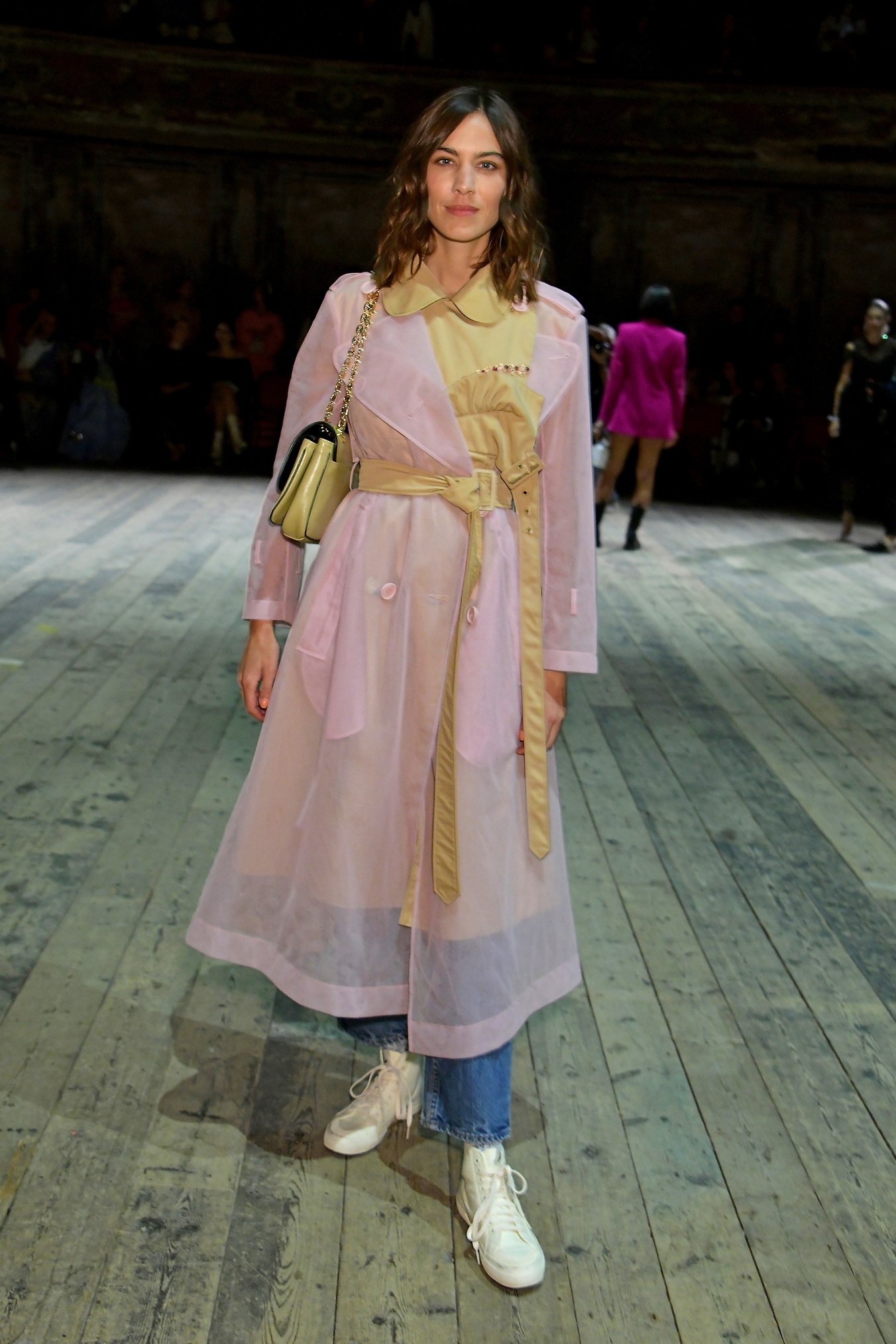 Alexa Chung ngồi hàng ghế đầu show Simone Rocha tại Tuần lễ thời trang London 2020