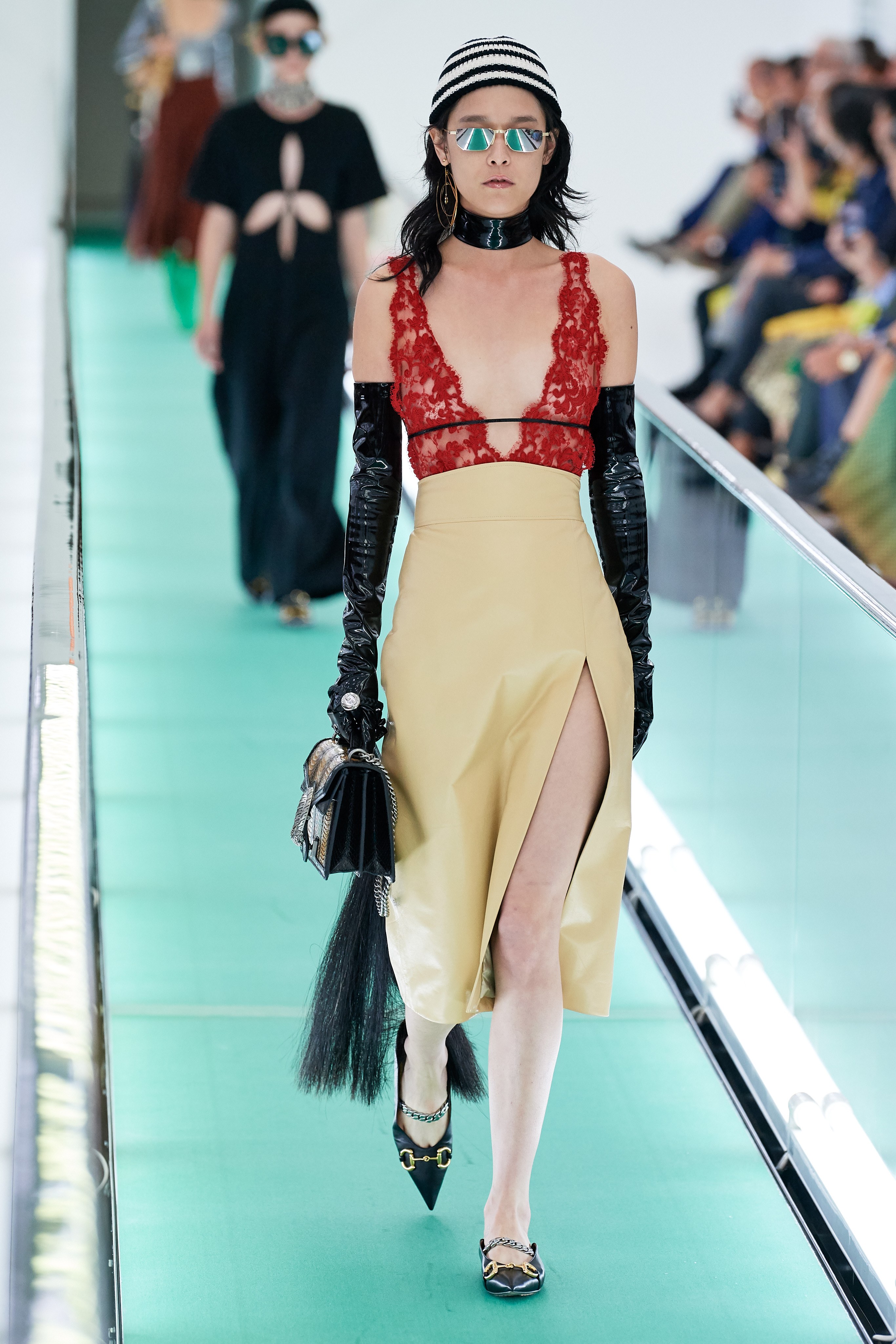 áo bralette ren và chân váy xẻ tà gucci xuân hè 2020