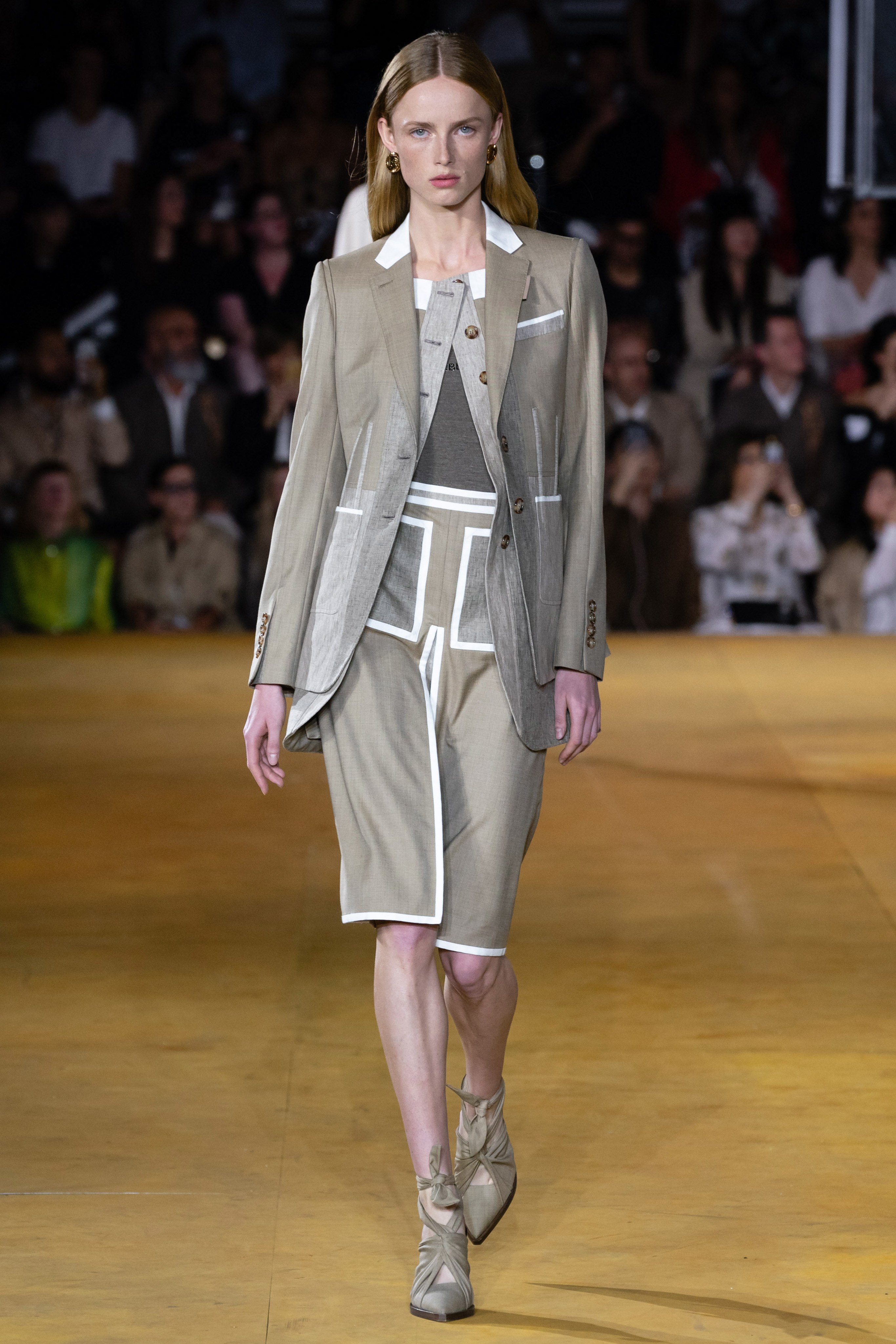 bộ suit nữ burberry xuân hè 2020