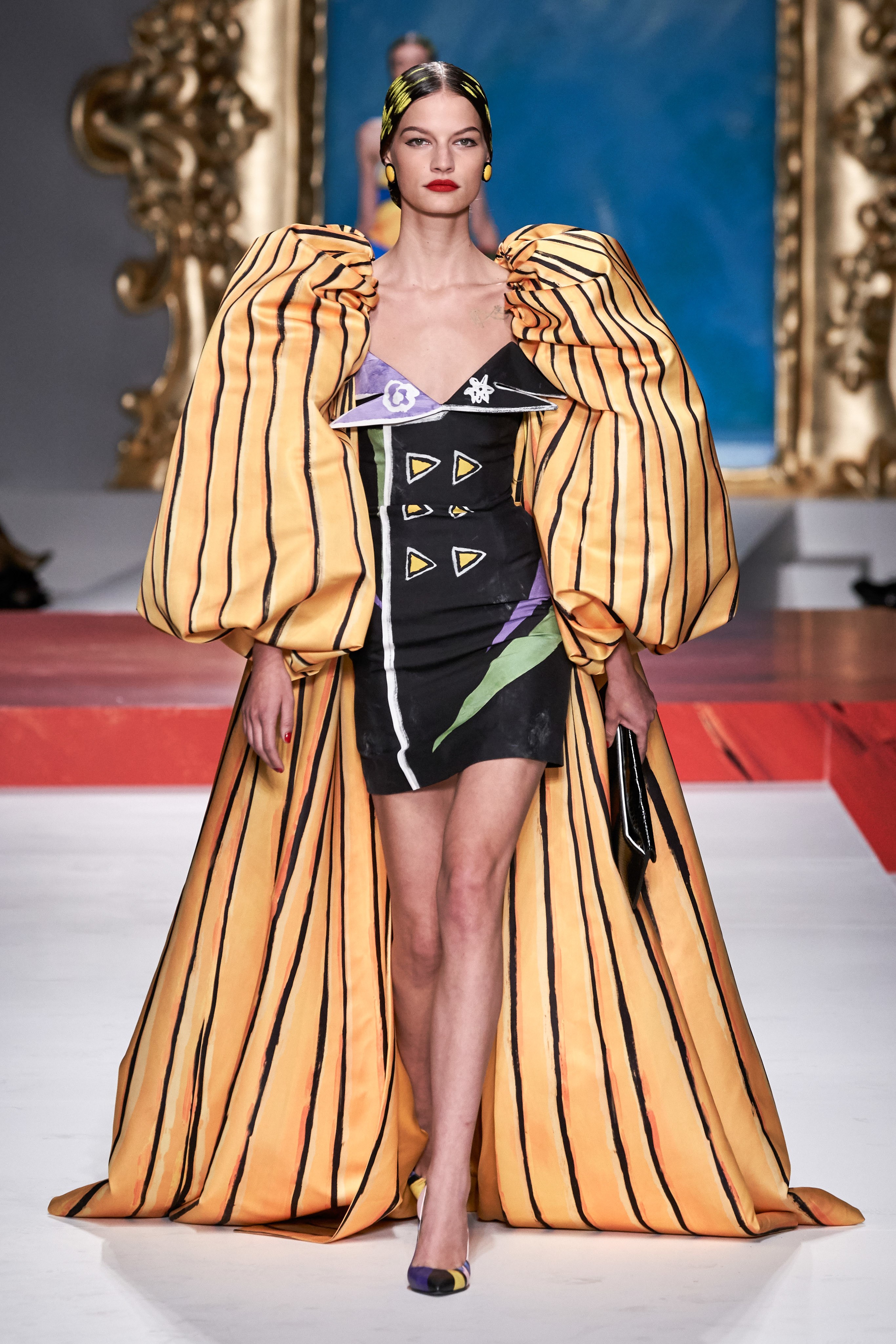 áo choàng "khủng" moschino xuân hè 2020