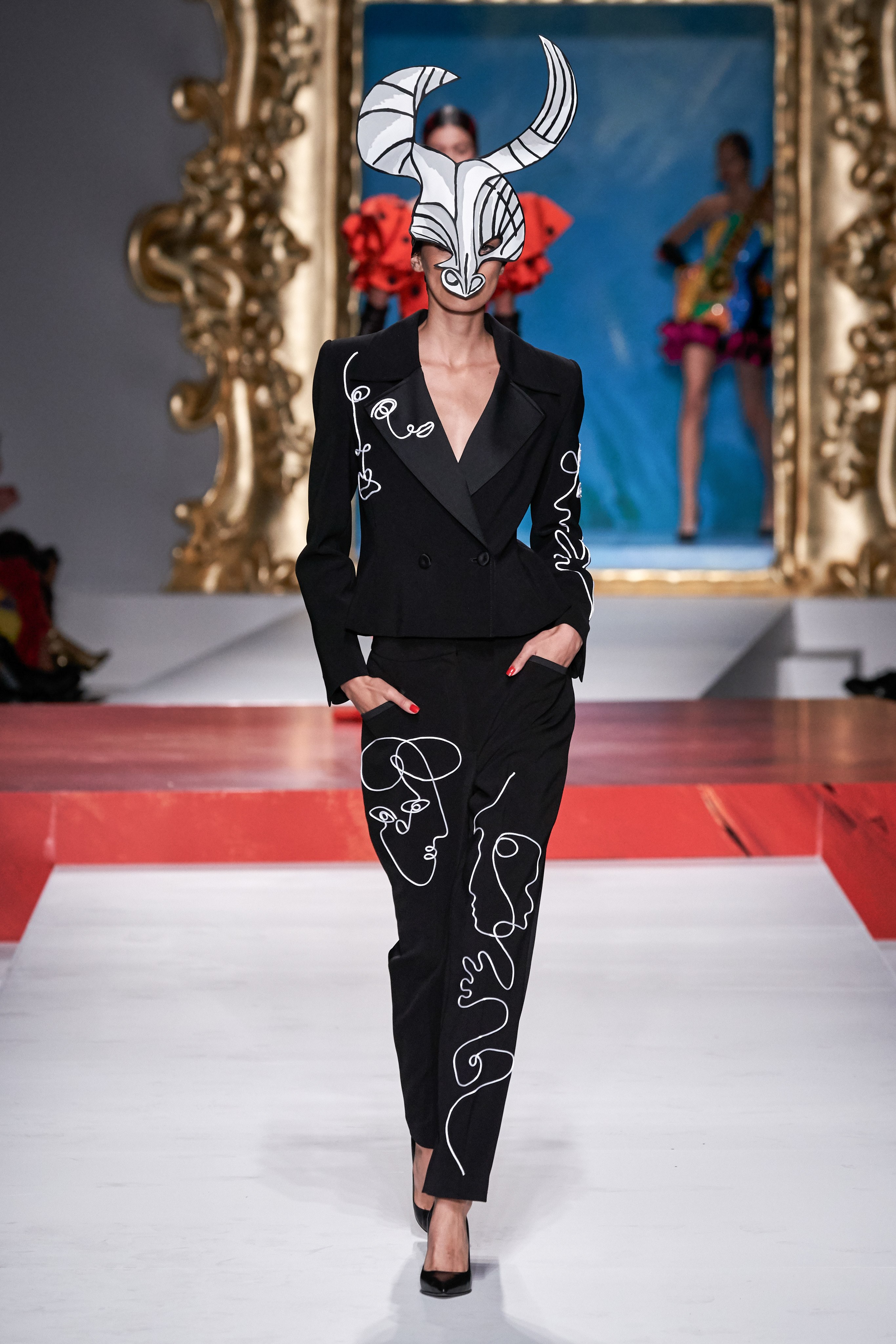 suit hình đấu bò tót moschino xuân hè 2020