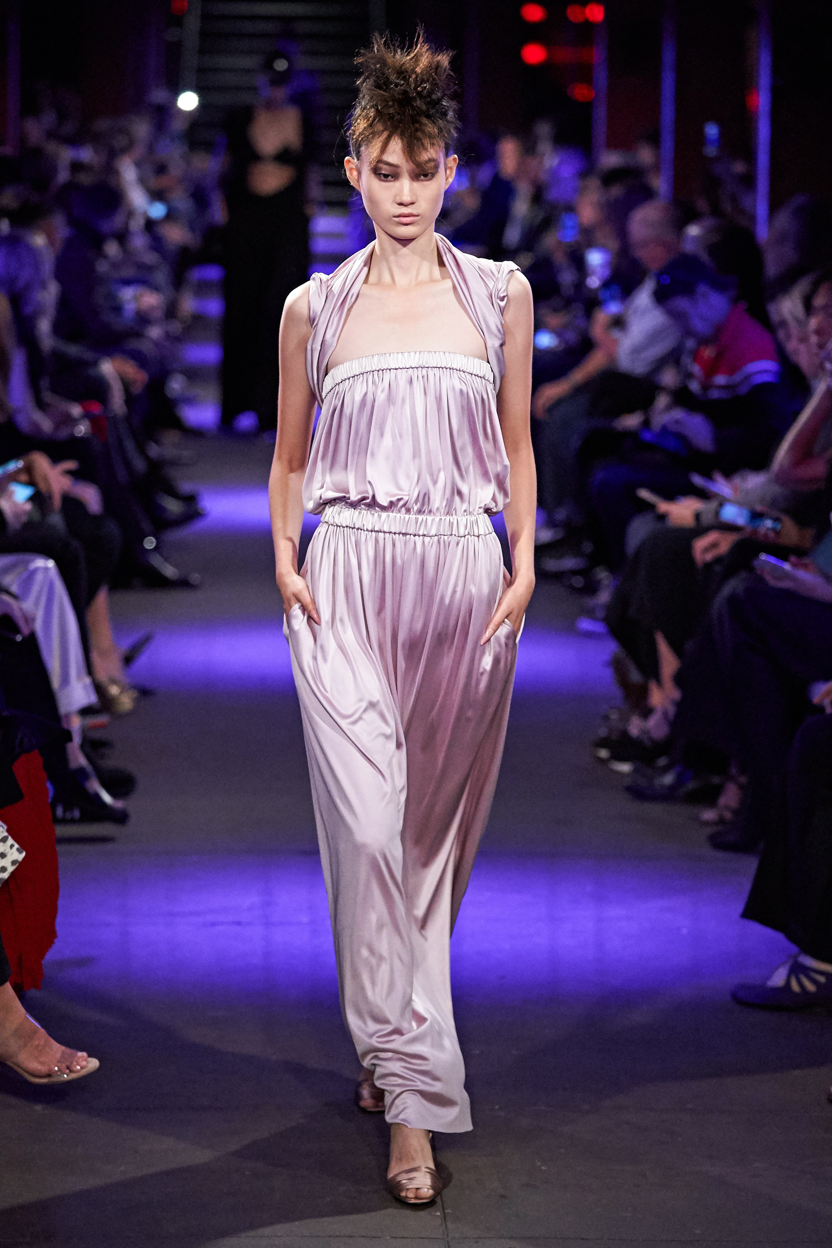 jumpsuit lụa màu tím bst tom ford xuân hè 2020