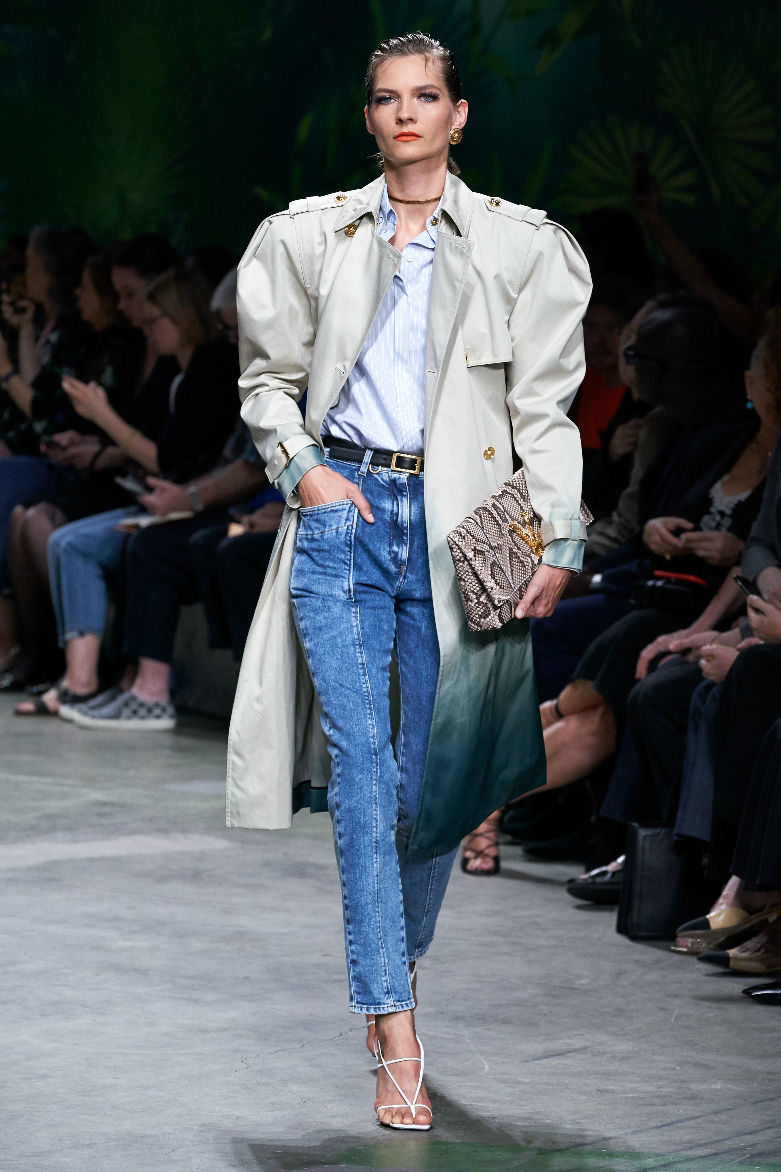 quần jeans và áo khoác versace xuân hè 2020