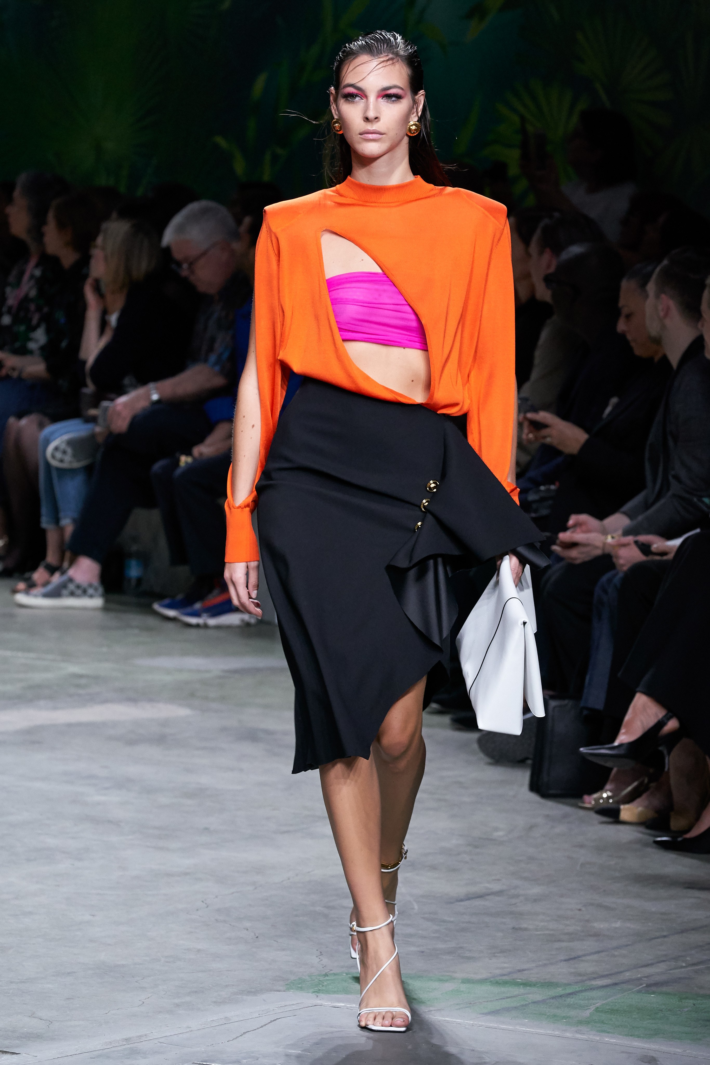 áo cut out màu cam và chân váy đen bộ sưu tập versace xuân hè 2020