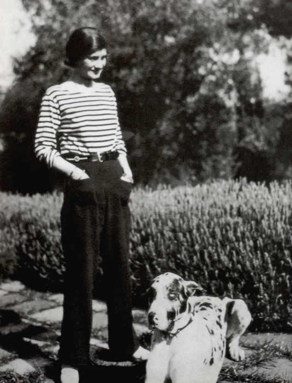 Ảnh chụp Coco Chanel trong chiếc áo Breton năm 1928. 