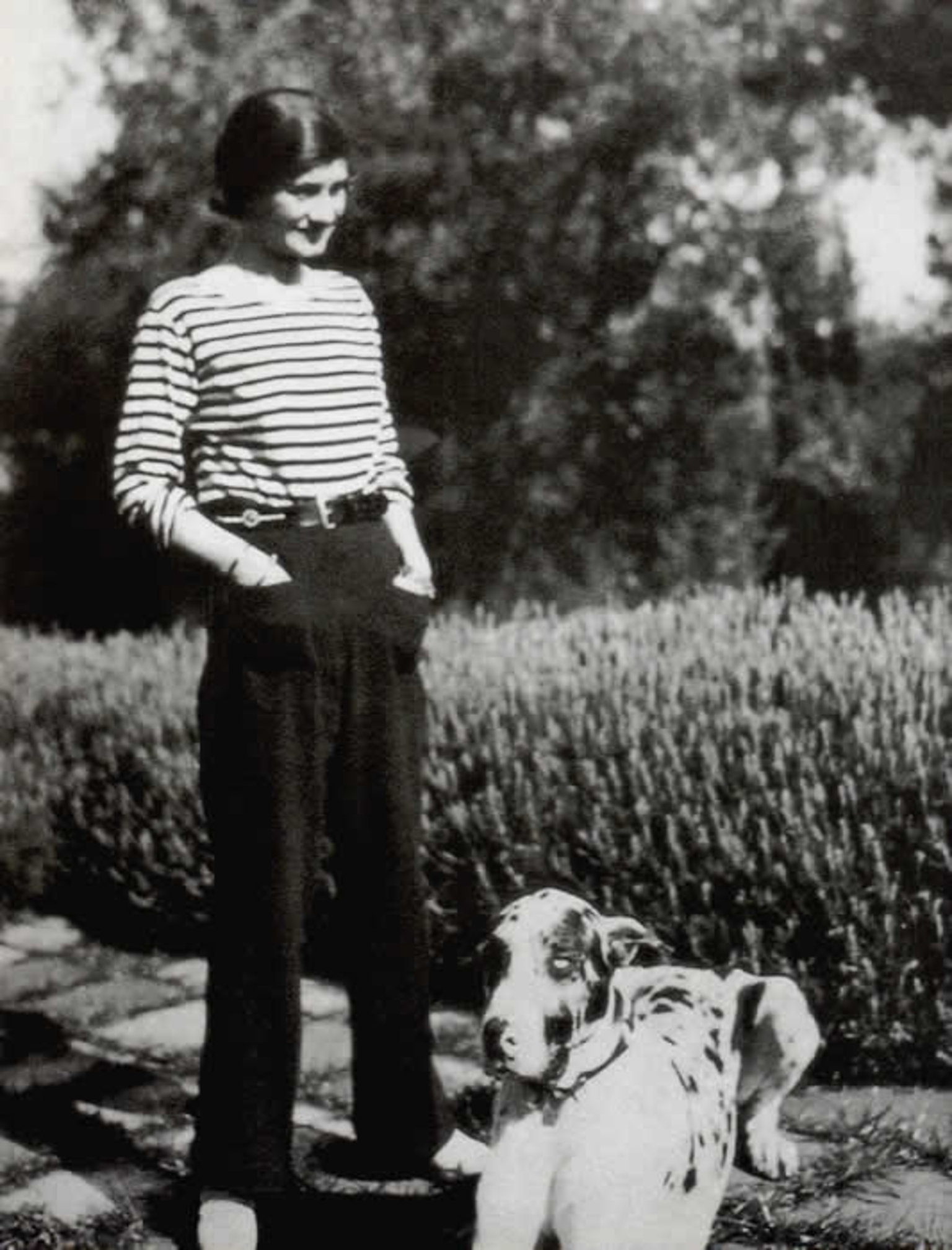 Ảnh chụp Coco Chanel trong chiếc áo Breton năm 1928.