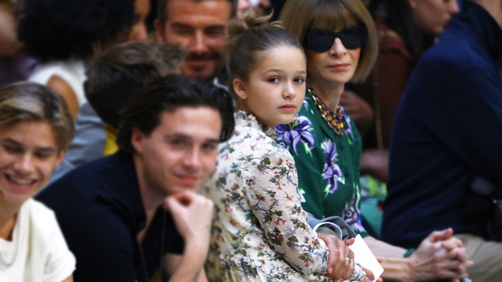 Harper Beckham xinh xắn tham dự show Victoria Beckham ở Tuần lễ thời trang London 2020