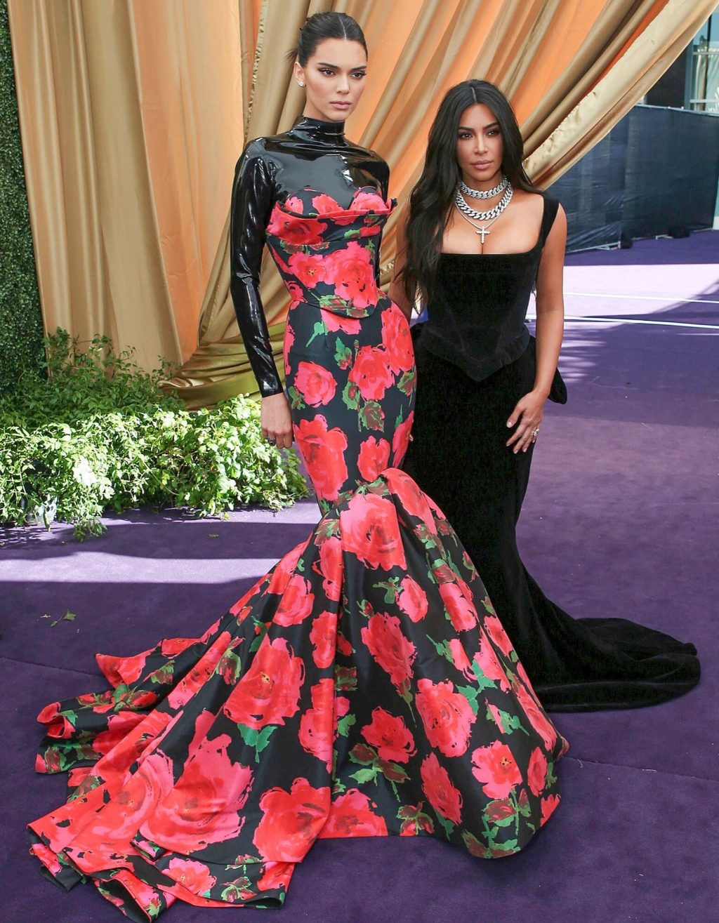 Kendall Jenner và Kim Kardashian tại lễ trao giải Emmy 2019