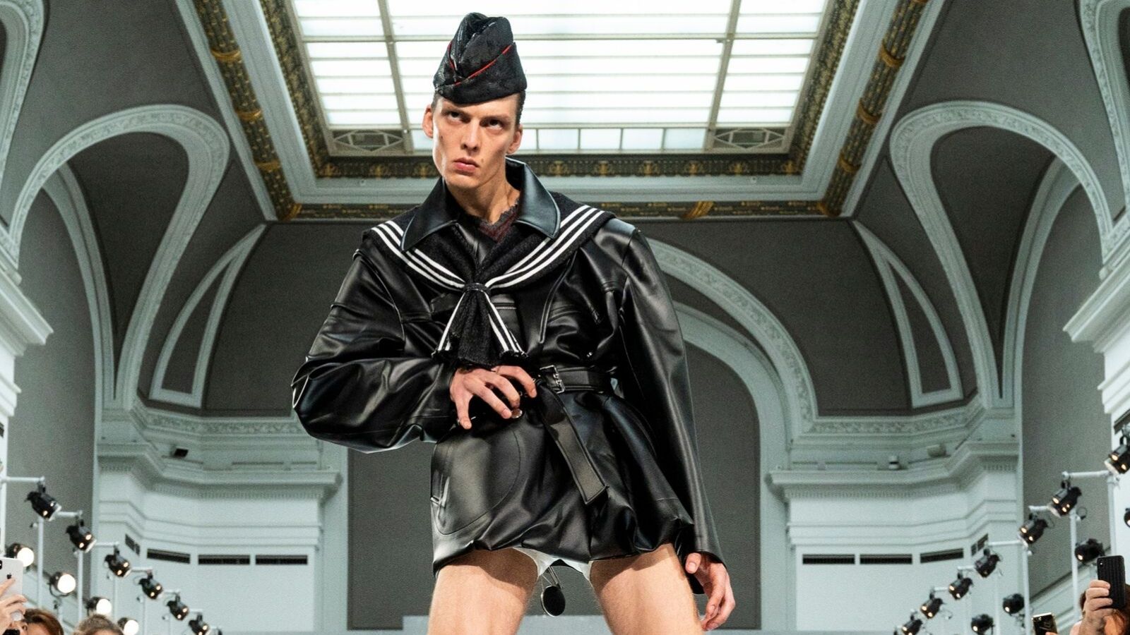Chủ nhân màn catwalk gây "bão" tại show Maison Margiela l...