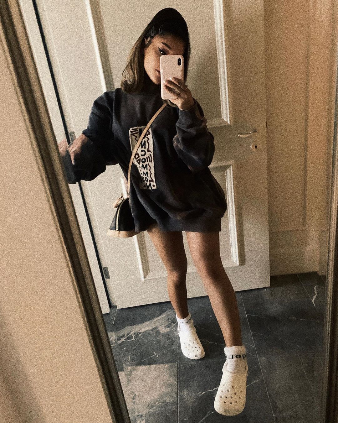 Ngày 10/9 vừa qua, cô ca sĩ Ariana Grande đã đăng ảnh selfie trong bộ trang phục "đậm chất" VSCO girl lên Instagram. Trong hình, cô diện áo oversize và đặc biệt là giày Crocs cùng vớ.