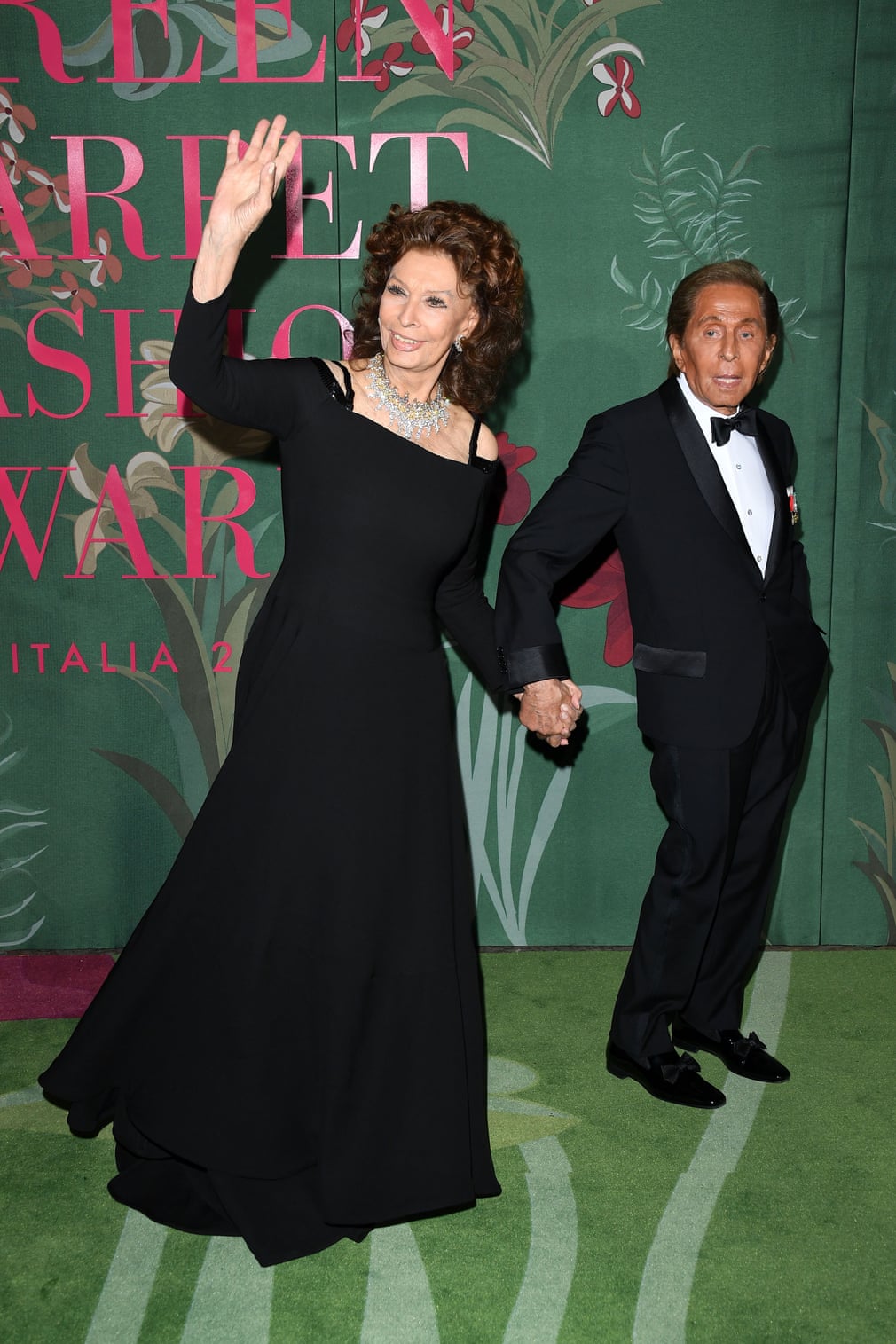 Nữ diễn viên Sophia Loren xuất hiện tại green carpet fashion awards với phụ kiện kim cương vintage từ Valentino. Đi cùng với bà là NTK Valentino Garavani. Trong sự kiện, ông được vinh danh giải GCFA legacy award