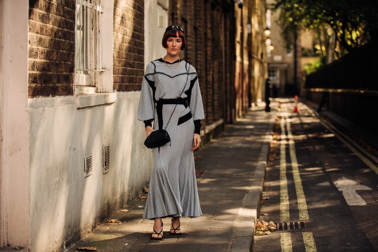 street style gam màu trung tính tại tuần lễ thời trang London Xuân Hè 2020