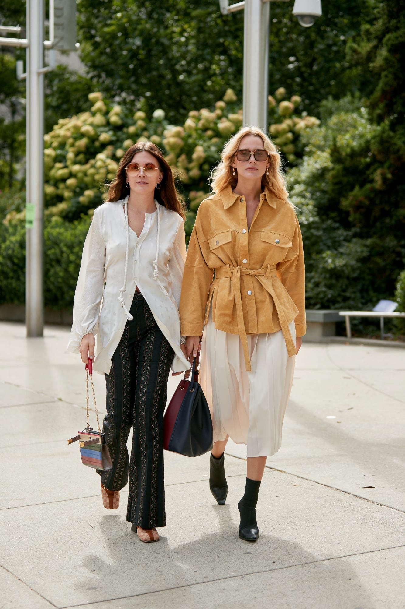 blazer và thắt lưng cùng màu trong street style Tuần lễ thời trang Xuân - Hè 2020