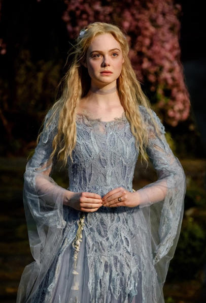 Elle fanning đầm xanh ren