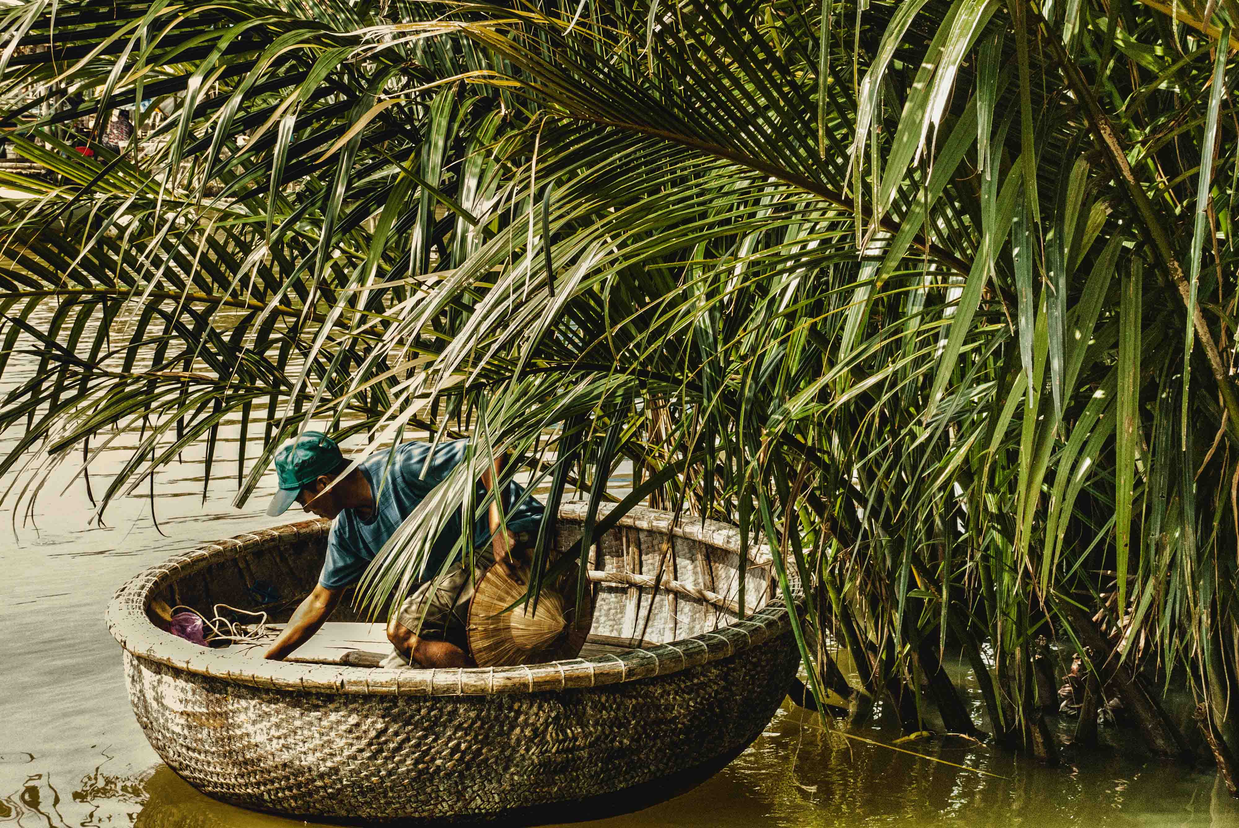 người đàn ông trên thuyền thúng