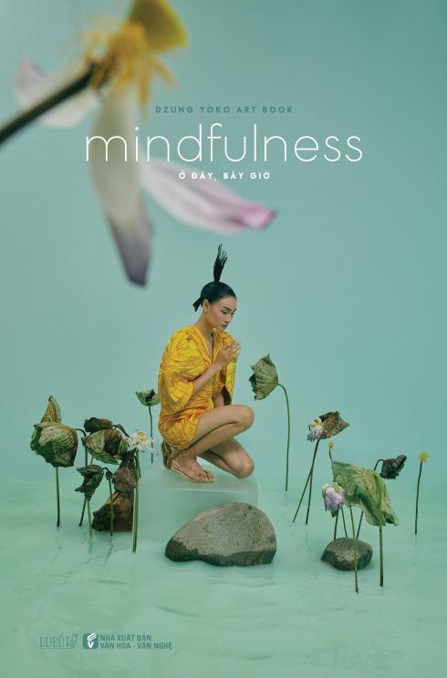 sách hay Dzũng Yoko Mindfulness cô gái ngồi giữa hồ sen
