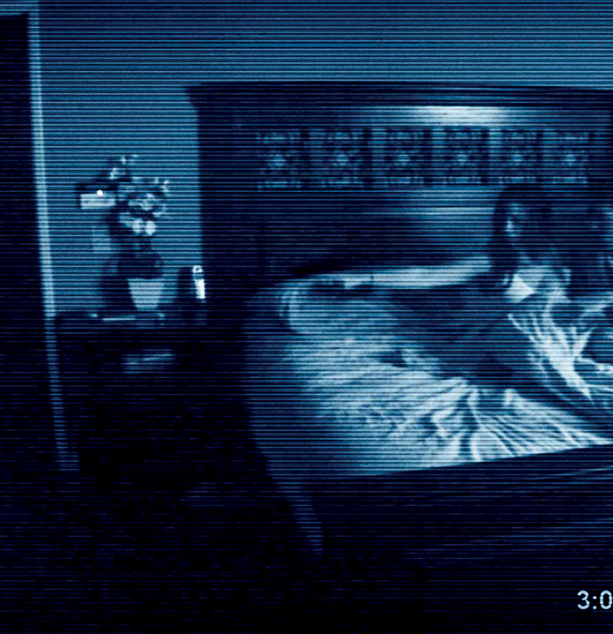 phim kinh dị Paranormal Activity cô gái ngồi trên giường