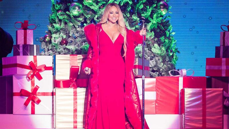 Mariah Carey diện váy đỏ