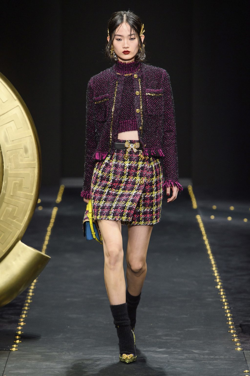 Áo khoác vải tweed màu tím đậm trên sàn diễn Versace Thu - Đông