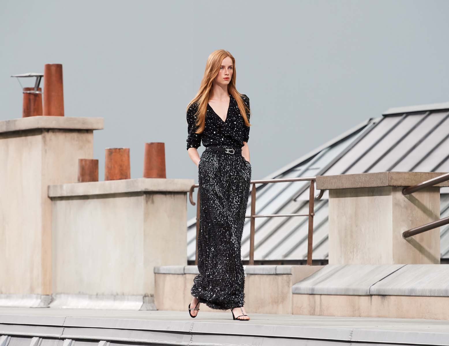 jumpsuit dự tiệc và thắt lưng chanel xuân hè 2020