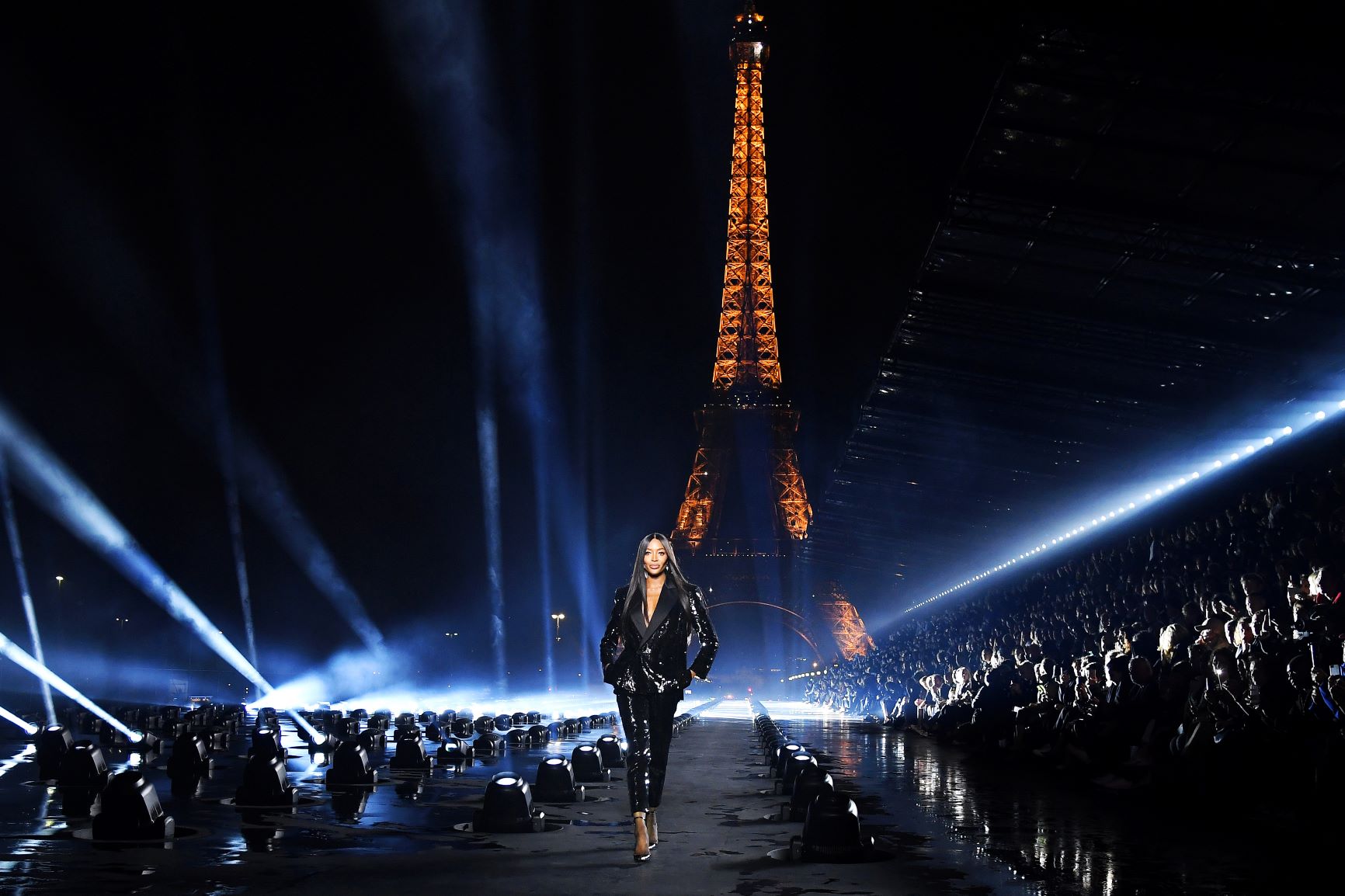 Naomi kết thúc show diễn với hiệu ứng ánh sáng hoành tráng tại show Saint Laurent dưới chân tháp Eiffel - tuần lễ thời trang paris xuân hè 2020