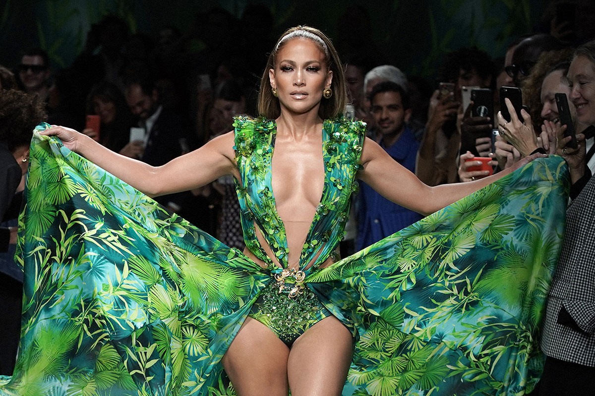 Jennifer Lopez xuất hiện trong phiên bản năm 2020 của chiếc váy Versace "huyền thoại"