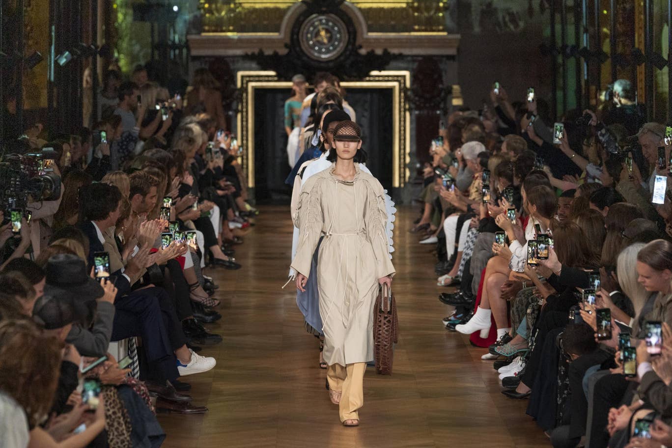 show diễn stella McCartney tại tuần lễ thời trang paris xuân hè 2020