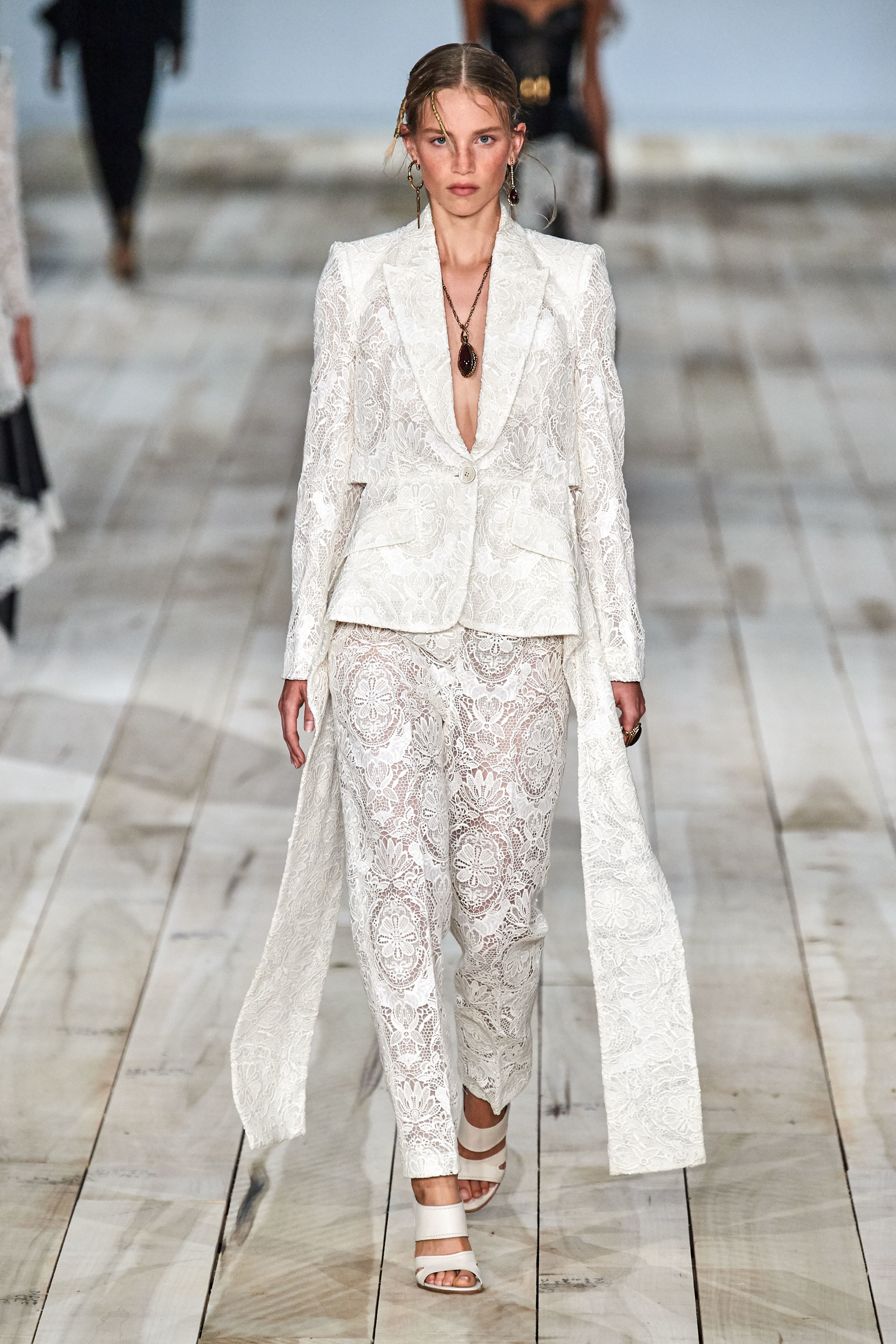 thiết kế suit bằng ren alexander mcqueen xuân hè 2020