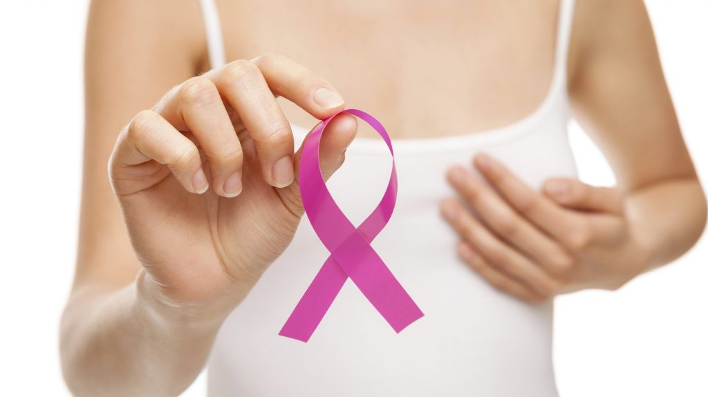 ung thư vú - người phụ nữ ôm ngực 02