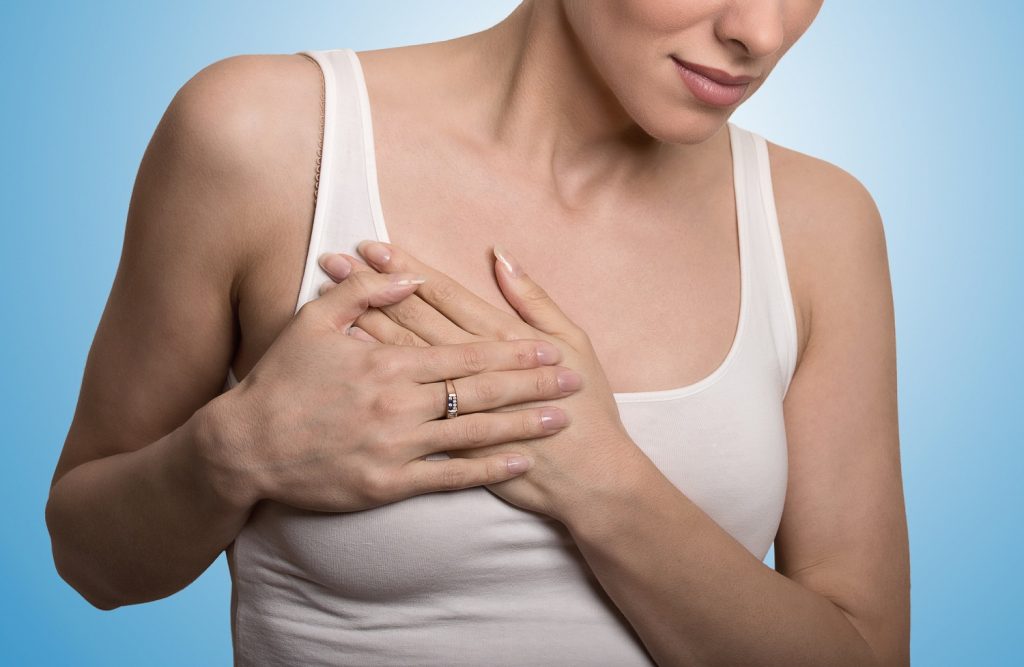 ung thư vú - người phụ nữ ôm ngực