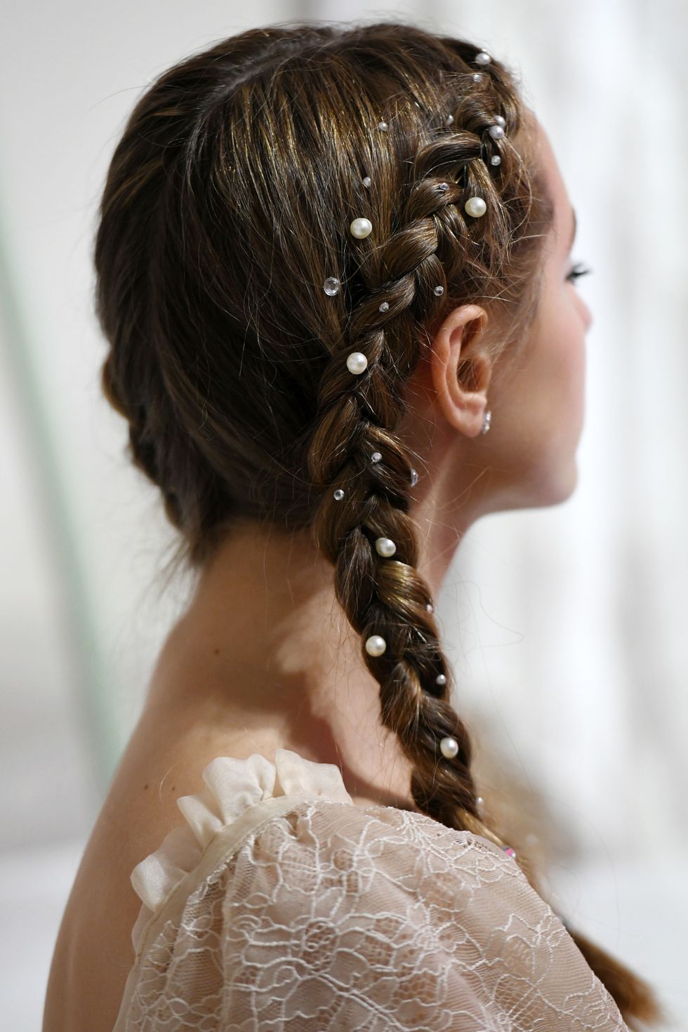 beauty trends 2020 - hairstyles combined with pearl accessories