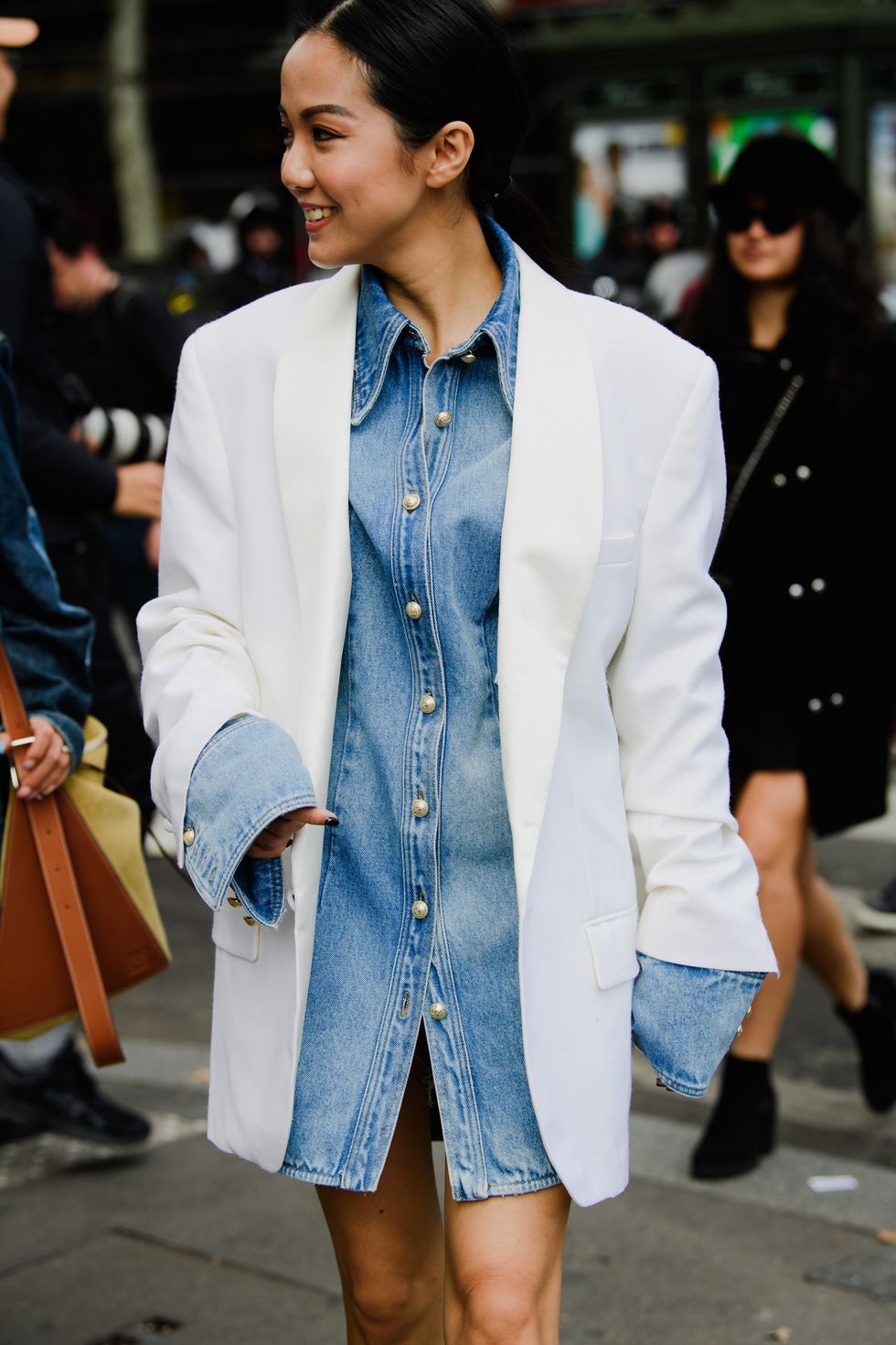 yoyo cao blazer trắng áo denim 