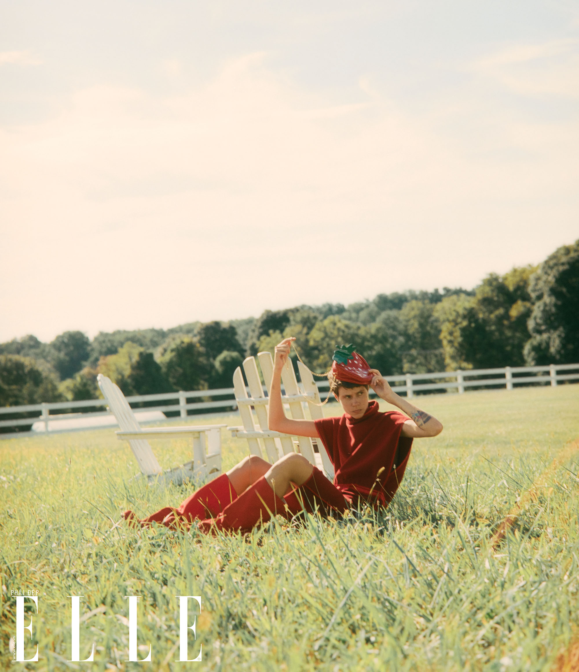bộ ảnh người mẫu nam ngồi trên đồng cỏ xanh