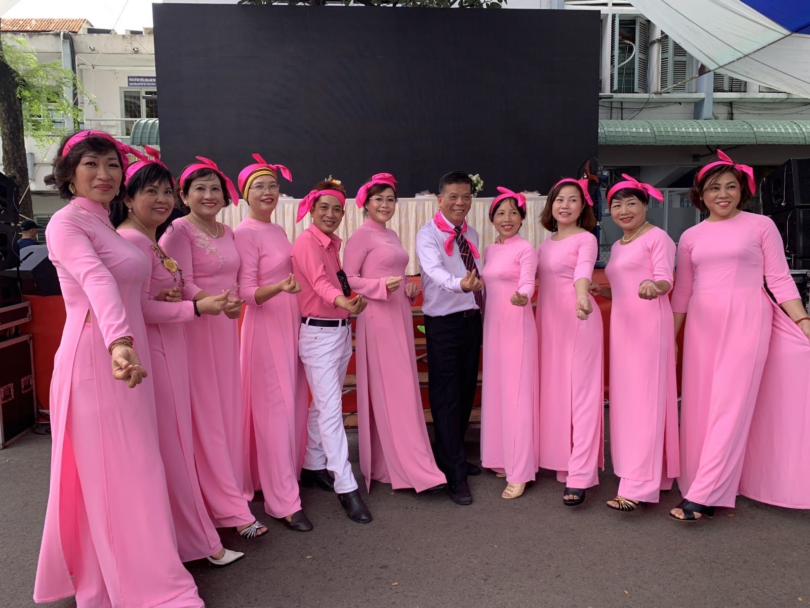 ung thư vú bác sĩ Trần Nguyên hà cùng các cô mặc áo dài màu hồng