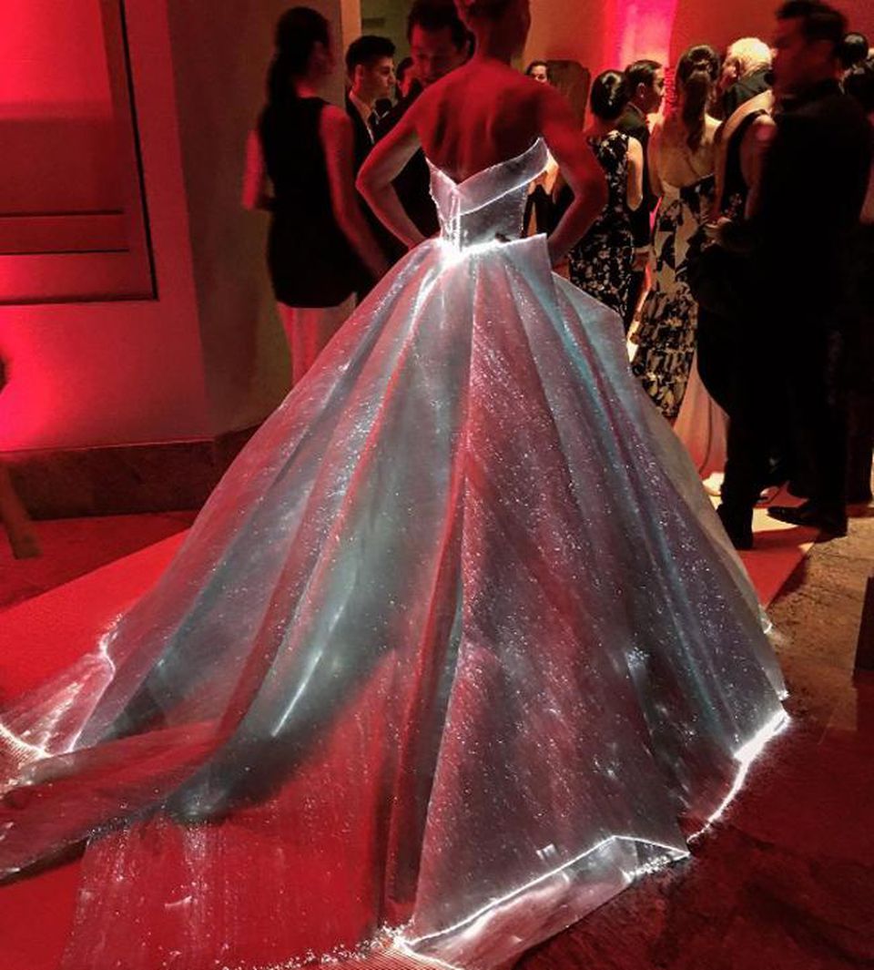 Năm 2016, Zac lại gây shock với chiếc đầm phát sáng tại thảm đỏ Met Gala.