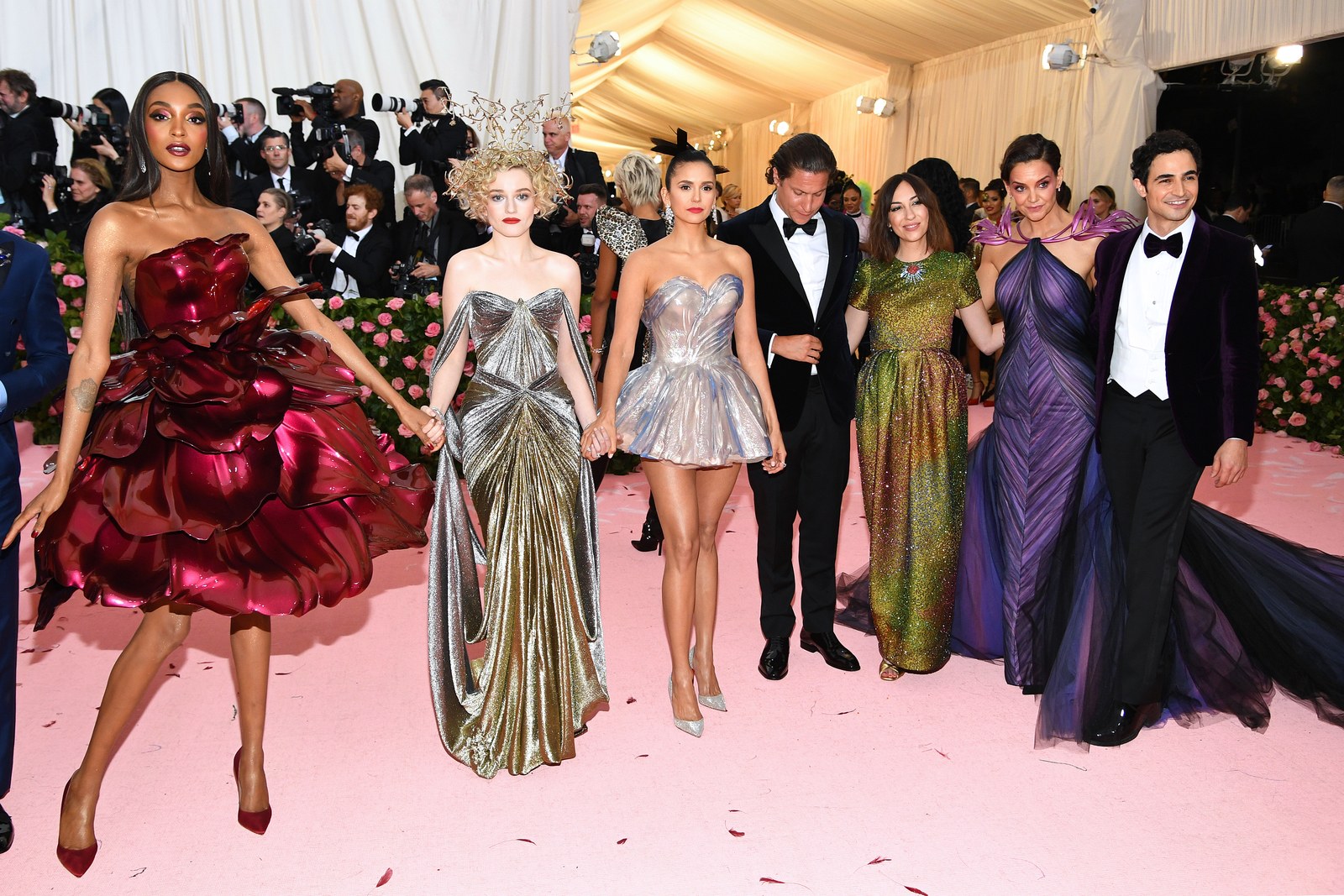 Zac cùng những mĩ nhân trong các thiết kế in 3D của mình tại Met Gala năm nay. 