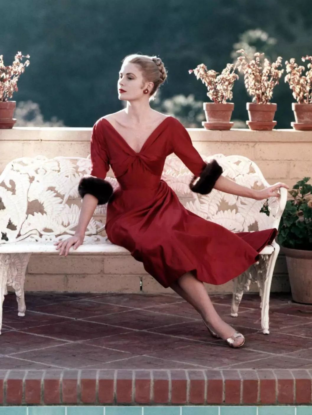 Grace Kelly đầm đỏ cổ xẻ