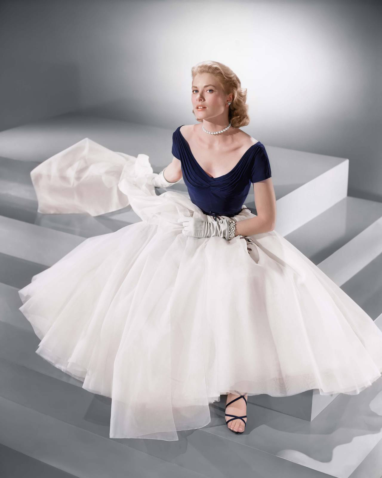 Grace Kelly đầm cổ xẻ váy phồng