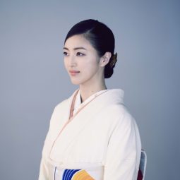 giấc mơ kimono cle de peau cô gái mặc kimono trắng