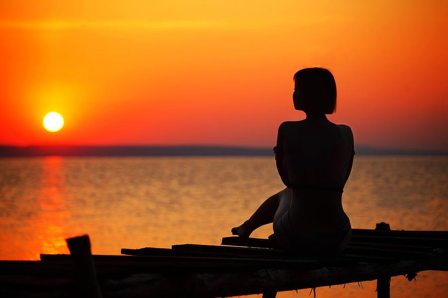 cô gái cô đơn trống vắng ngồi trên bờ biển