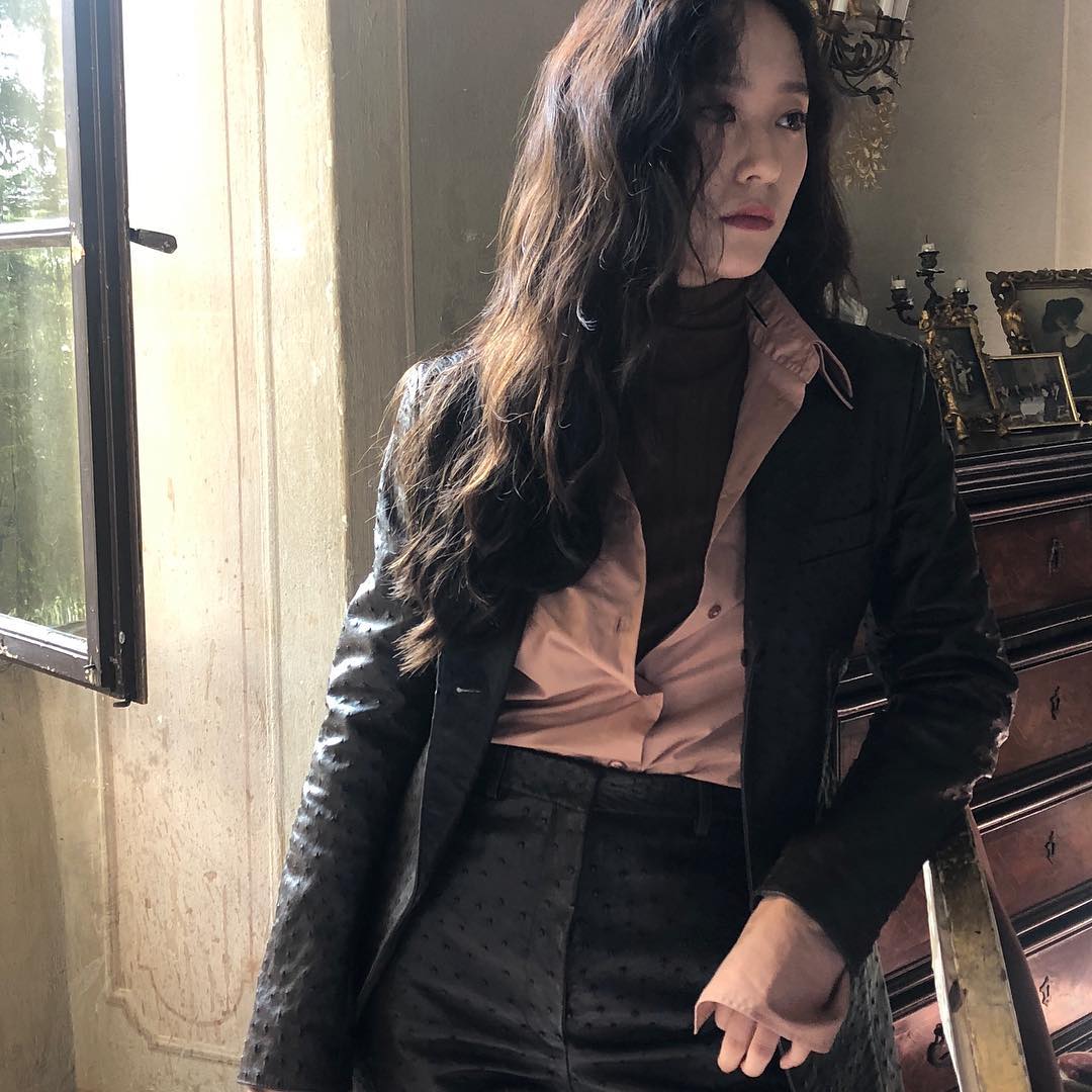 thời trang cung hoàng đạo bọ cạp - krystal phối blazer và sơ mi