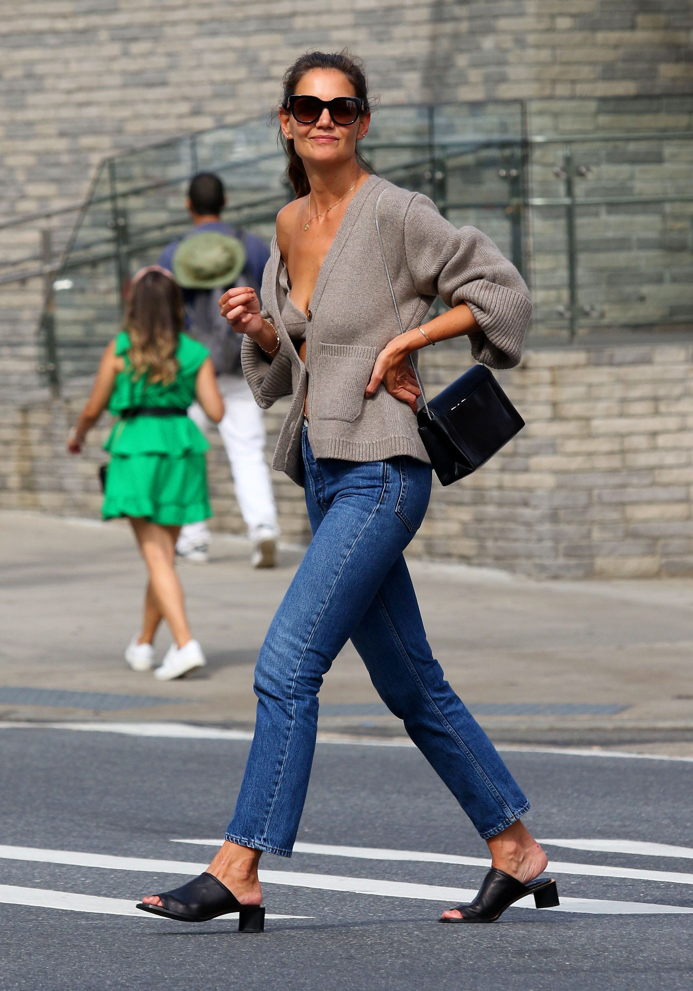 Katie Holmes bra len và quần jeans