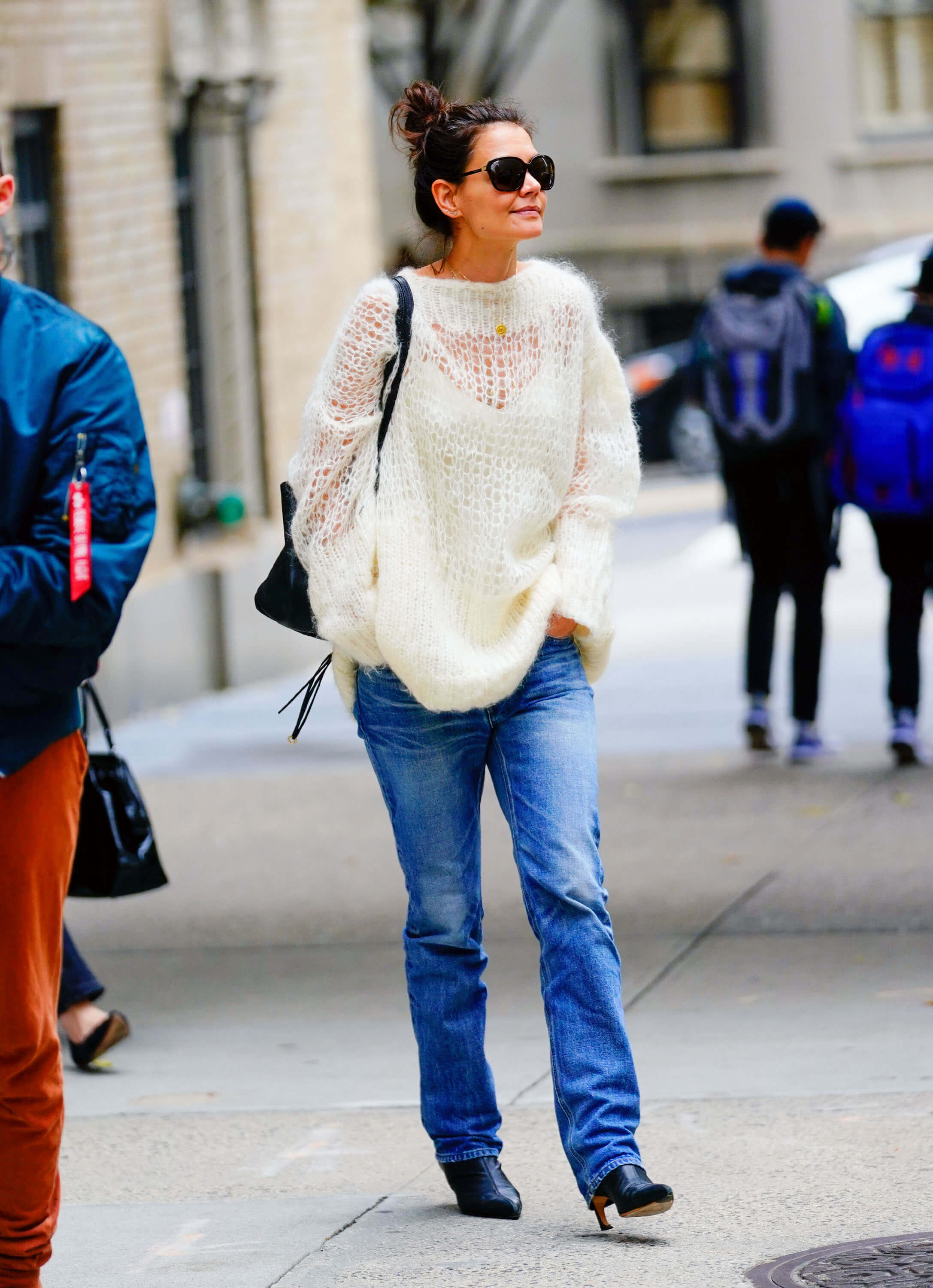 Katie Holmes áo len quần mom jeans