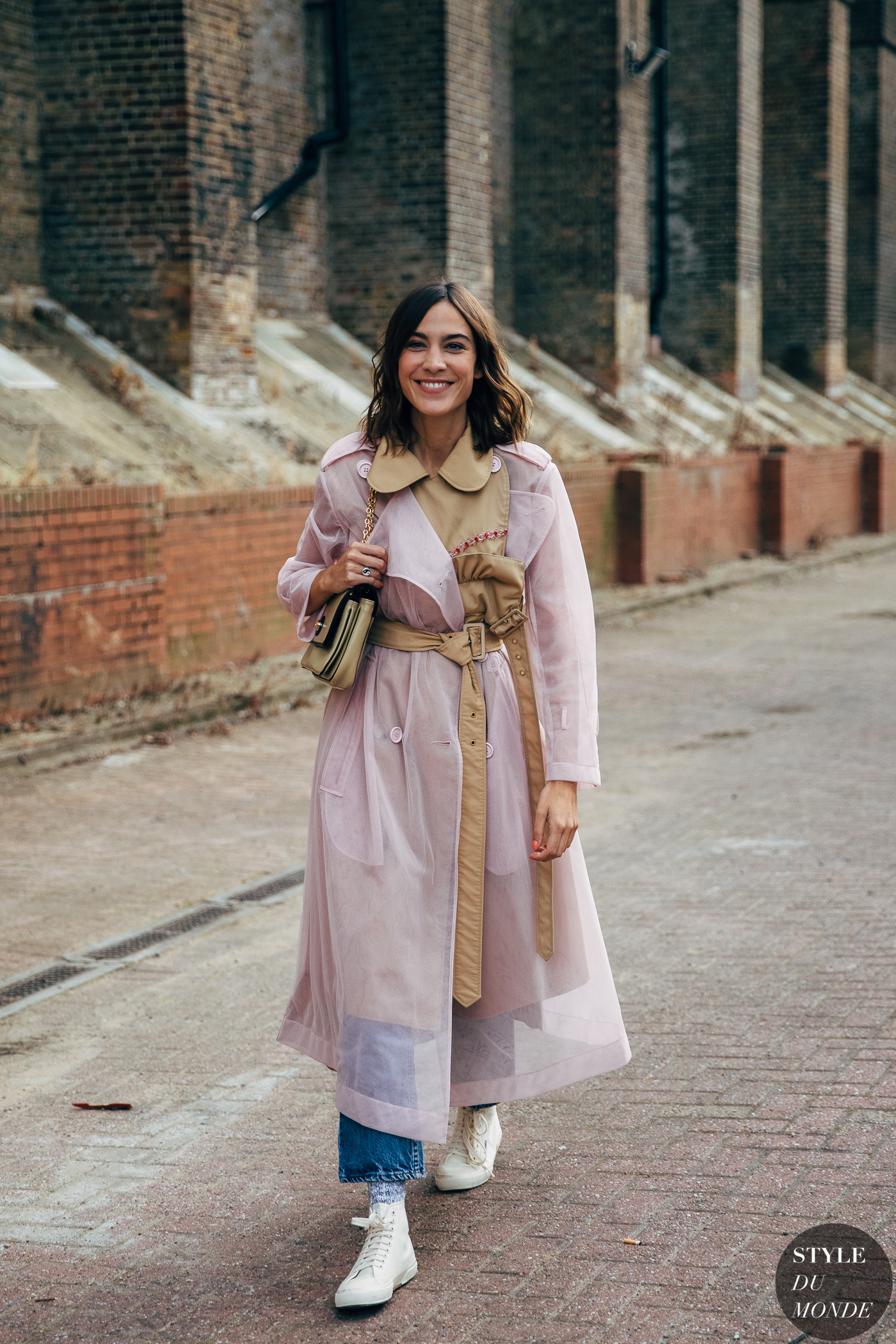 Alexa Chung kết hợp áo trench coat và quần jeans